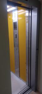 een lift met een gele deur in een gebouw bij Cosy studio dar bouazza in Casablanca