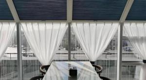 Zimmer mit einem Tisch und einem Fenster mit Vorhängen in der Unterkunft GreenTree Inn Express Liaoning Jinzhou Bijia Mountain in Dandong