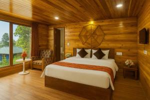 Un dormitorio con una cama en una habitación de madera. en The Broadway- Annecy Inn Near Mall Road with -Wi-Fi -Restaurant -Premium &amp; Deluxe Rooms Prime Location - Best Top Rated Hotel In Darjeeling, en Darjeeling