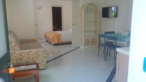 Televízia a/alebo spoločenská miestnosť v ubytovaní Villa Casale Ravello Residence