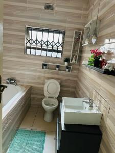 Koupelna v ubytování Knovi Guesthouse + 8 fotografií