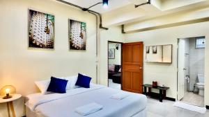 Кровать или кровати в номере Phra Singh 64 Old City Center Stay