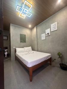 En eller flere senge i et værelse på Astra Tourist Inn