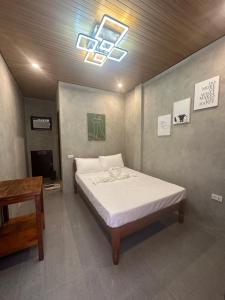 Giường trong phòng chung tại Astra Tourist Inn