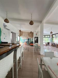 Tropica Gili Hotel - Gym & Recovery Spa في غيلي تراوانغان: غرفة طعام مع بار وطاولات وكراسي