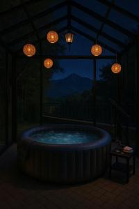 een grote jacuzzi in een kamer met verlichting bij Villa De Alexiano in Alixan