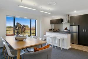 Una cocina o cocineta en The Stables Lake and Country Retreat