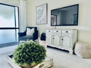 Una televisión o centro de entretenimiento en The Stables Lake and Country Retreat