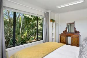 Una cama o camas en una habitación de The Stables Lake and Country Retreat