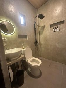 Et badeværelse på Astra Tourist Inn