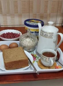 カンパラにあるMoods Holiday Homesのトレイ(パンプレート1皿、コーヒー1杯付)