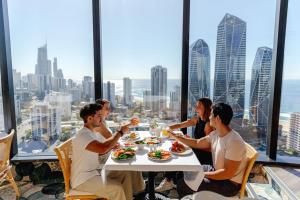 Επισκέπτες που μένουν στο Boutique Ocean View Studio with King Bed & Spa