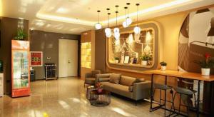 un hall avec un canapé et un bar dans un bâtiment dans l'établissement Thank Inn Hebei Xingtai Xindu District South Shoujing Road, à Xingtai