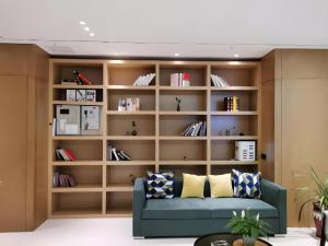 a living room with a couch and bookshelves at City Comfort Inn Chongqing Yongchuan Xuefu Avenue Wanda in Yongchuan +132 photos