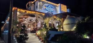 MonólithosLimeri Traditional Guest House的夜晚亮着灯的建筑物