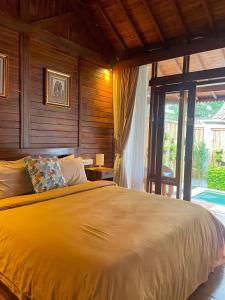 Postel nebo postele na pokoji v ubytování Ngesil Private Joglo & Pool