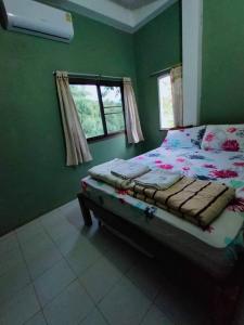 En eller flere senge i et værelse på หมอกอิงธาร รีสอร์ท เขาค้อ