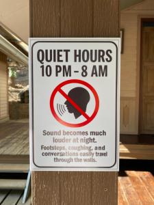 Styles Stay في ماي هونغ سون: تم وضع علامة على جدار خشبي