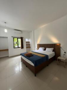 En eller flere senge i et værelse på OKIE HOUSE HOTEL Poppies2 3 min from Kutabeach