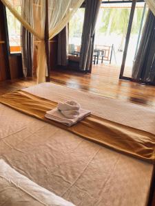 Кровать или кровати в номере Sera Beach Dive Resort