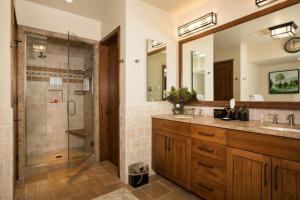 Un baño con ducha, lavabo y espejo. en RMR: Timbers at Granite Ridge 3088 in Teton Village, en Teton Village 18 fotos más