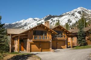 una casa con una montaña al fondo en RMR: Timbers at Granite Ridge 3088 in Teton Village, en Teton Village