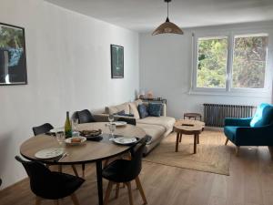 un salon avec une table et un canapé dans l'établissement grand appartement Sete, à Sète