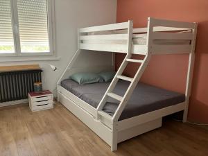 - un lit superposé avec une échelle dans une chambre dans l'établissement grand appartement Sete, à Sète