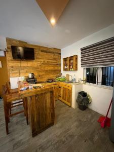 eine Küche mit Holzschränken und einem Fernseher darin in der Unterkunft La casa WM in Cascavelle