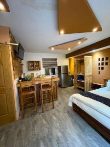 ein Hotelzimmer mit einem Bett und einer Küche mit einer Theke in der Unterkunft La casa WM in Cascavelle