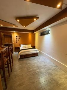 ein Schlafzimmer mit einem Bett, einem Tisch und Stühlen in der Unterkunft La casa WM in Cascavelle