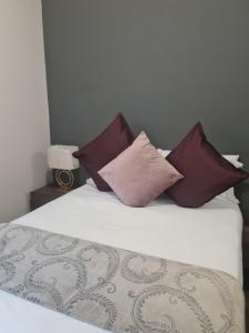 Giường trong phòng chung tại The Atrium Apartments Rivonia +8 ảnh