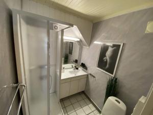 Et badeværelse på 5 person holiday home in Flatanger + 30 billeder