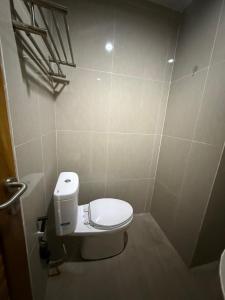 Et badeværelse på OKIE HOUSE HOTEL Poppies2 3 min from Kutabeach