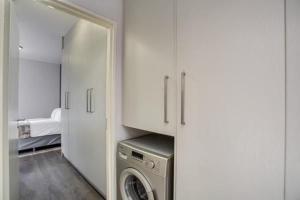 Giường trong phòng chung tại The Atrium Apartments Rivonia