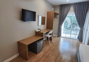 TV a/nebo společenská místnost v ubytování Thong Prachok Hotel