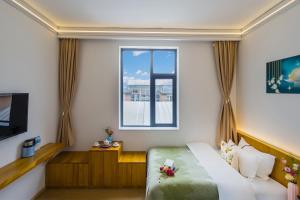una camera da letto con un letto e una finestra di Shangri-La Chenxia Courtyard Homestay a Shangri-La