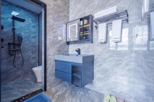 un bagno con un lavandino blu e una doccia di Shangri-La Chenxia Courtyard Homestay a Shangri-La