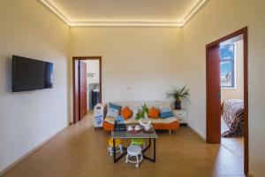 un soggiorno con un divano e un tavolo di Shangri-La Chenxia Courtyard Homestay a Shangri-La Altre 25 foto