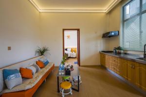 un soggiorno con un divano e un tavolo di Shangri-La Chenxia Courtyard Homestay a Shangri-La