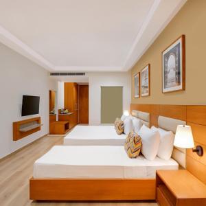 TV a/nebo společenská místnost v ubytování Hotel Grand Nysha Plaza Near Delhi Airport