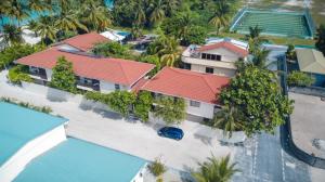 Viluveli Holiday Retreat في Hanimaadhoo: اطلالة جوية على منزل بسقف احمر