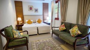 Viluveli Holiday Retreat في Hanimaadhoo: غرفة معيشة بها أريكة وسرير +131 صورة