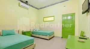 Ένα ή περισσότερα κρεβάτια σε δωμάτιο στο Homestay Hj. Suharti Natar Lampung RedPartner