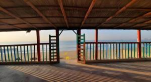 Nomads Beach Resort في Clifton: مبنى مطل على الشاطئ +40 صورة