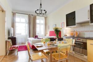 プラハにあるプラハ シエスタ アパートメントのキッチン、リビングルーム(テーブル、椅子付)