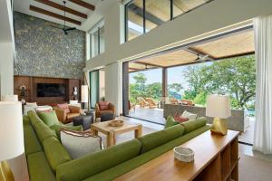 Posezení v ubytování Nekajui Peninsula Papagayo, a Ritz-Carlton Reserve Residence