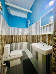 ein Badezimmer mit weißer Toilette und Waschbecken in der Unterkunft Opera Tangalle in Tangalle + 26 Fotos