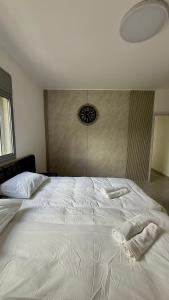 Ένα ή περισσότερα κρεβάτια σε δωμάτιο στο יוקרה במצפה צפת +3 φωτογραφίες