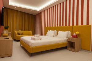 Postel nebo postele na pokoji v ubytování Shade Suites & Studios